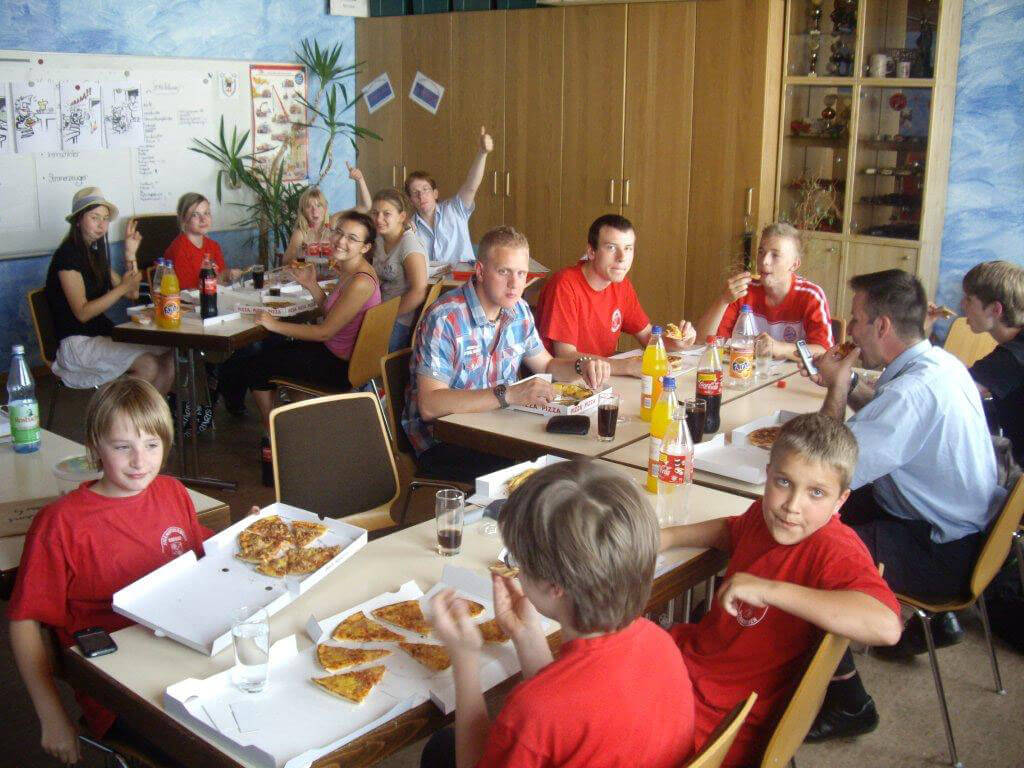 Pizza essen im Feuerwehrhaus Weiskirchen
