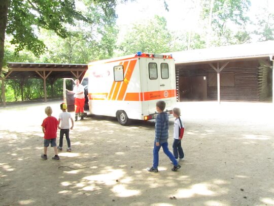 Feuerflitzer Weiskirchen rufen einen Krankentransportwagen RTW zu einem Unfall