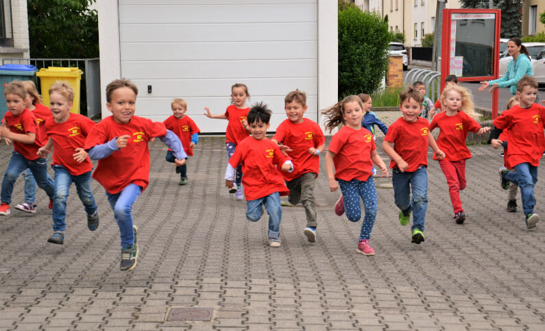 Kinder aus der Abteilung Feuerflitzer Minis rennen über den Hof